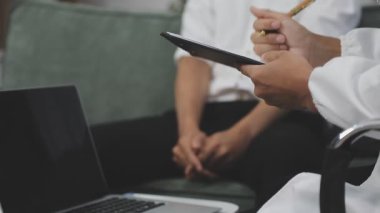 Modern ofiste dijital tablet üzerinde çalışan bir iş adamı. iş adamları