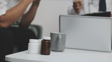 Hapları elinde tutan doktor.