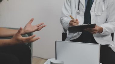 Doktor ve adam hastanede bir şey tartışıyorlar. tıbbi ve teknoloji konsepti.