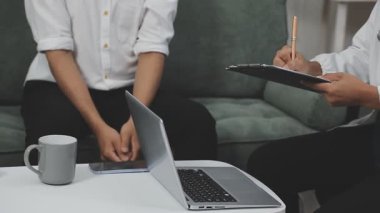 İki genç iş adamı ofiste iş raporunu tartışıyor..