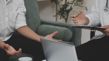 Doktor ve hasta görevdeler..