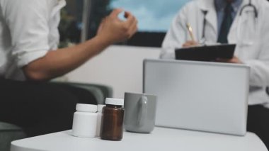 Doktor hastayla çalışıyor.