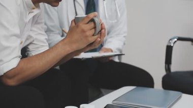 Doktor hastanede tablet bilgisayar kullanıyor. Sağlık ve doktor.