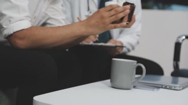 Doktorun elinde bardak ve haplarla hastaneyi kapatıyoruz.