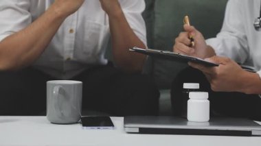 Doktor hapları ve hapları tutuyor.