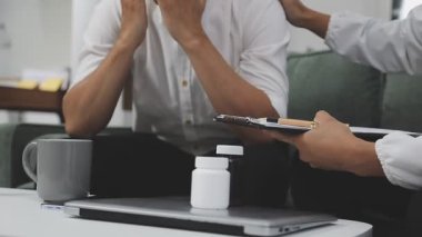 Elinde tabletle genç bir adam.