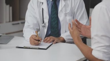 Doktor ve hasta büroda.