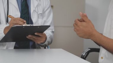 Erkek doktor beyaz tahtaya notlar yazıyor.