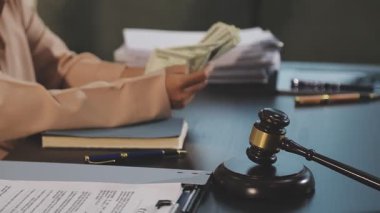 Ofiste çalışan avukat..