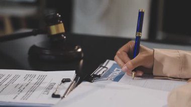 Ofiste belgelerle çalışan bir iş kadını.