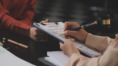 Toplantı odasında iş belgeleriyle iş görüşmesi.