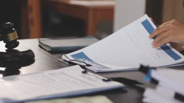 Genç bir kadın ofiste bir belge yazıyor.