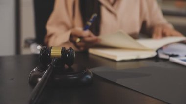 Yargıç Tokmak ve Yargıç 'ın eli, masada hukuk kitabı, avukat ve avukat konseptiyle.