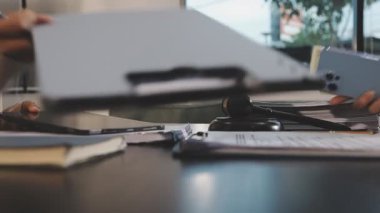 İşadamı ofiste mektup yazıyor.