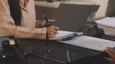 Modern ofiste iş kadını sözleşmesi imzalıyor