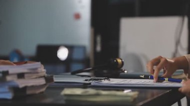 iş kadını Office belgeleriyle çalışma