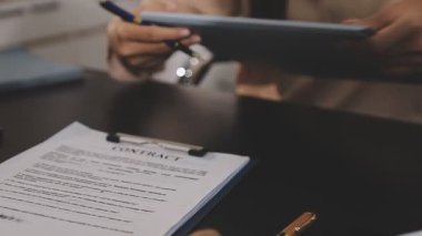 İş adamlarının ofiste buluşması, iş adamları konsepti