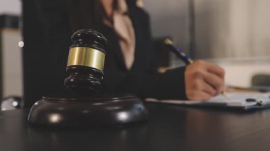 Avukat ya da avukat ofiste çalışıyor. Tokmak, avukatlık ve hukuk bürosu. Hukuk ve adalet kavramı.