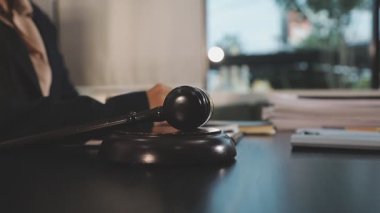 Tokmak ve yargıç tokmağı masa, hukuk ve adalet kavramı