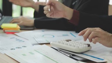 İş adamları ofiste tartışıyor ve çalışıyor..