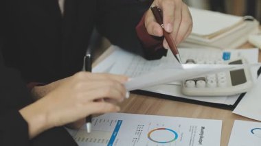 İşadamı el yazısı, masa üstünde kalemle.