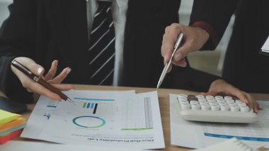 İş kadını dizüstü bilgisayardaki mali verileri analiz ediyor