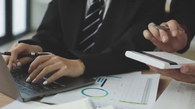 Ofiste çalışan bir işadamı.