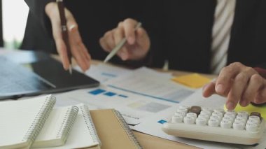 İş kadını ofiste çalışıyor.