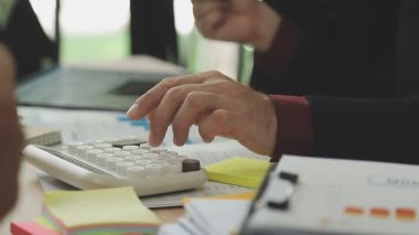 İş adamı hesap makinesi ve hesap makinesi ile bilgisayar üzerinde çalışıyor, finans kavramı