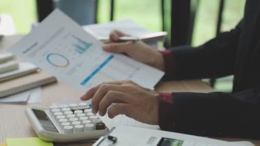 Ofiste çalışan iş adamları..