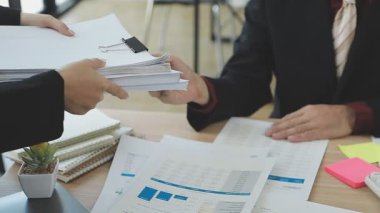 İş adamları modern ofiste toplanıyor.