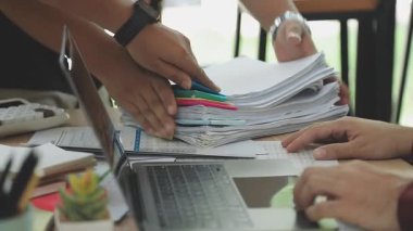 Mali belge ve hesap makinesiyle çalışan işadamı