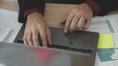 Ofiste dizüstü bilgisayarda çalışan iş adamları, üst görünüm, iş konsepti.