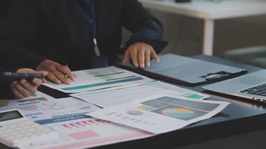 Ofiste çalışan bir işadamı.