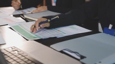 Finansal veriler tartışırken iş takım