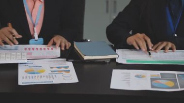 Modern başlangıç ofisinde iş ekibi toplantısı