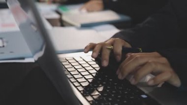 Bilgisayarda Daktilo Yazan İşadamı