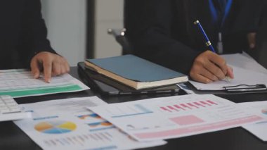 İş ekibi grafikleri tartışıyor ve analiz ediyor