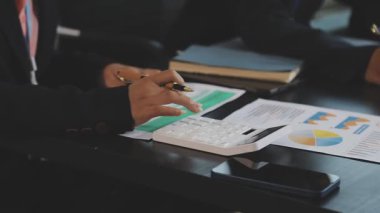 Genç iş adamı defterde yazıyor.