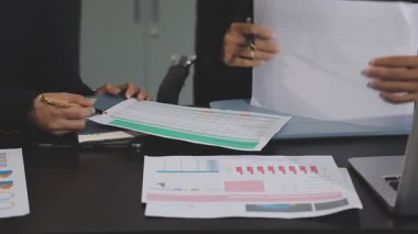 İş adamları ofiste toplanıyor.