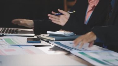 Ofisteki bilgisayarda çalışan iş adamları.