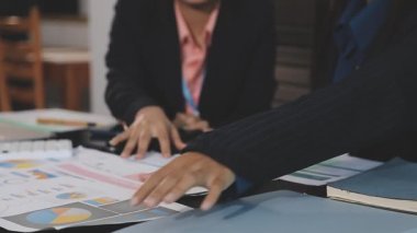 İş ekibi mali raporu masada tartışıyor.