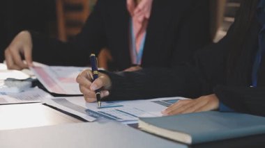 Ofisteki masada belgelerle çalışan bir iş adamı. iş kavramı.