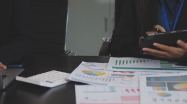 Tabletteki mali verileri analiz eden iş kadını.