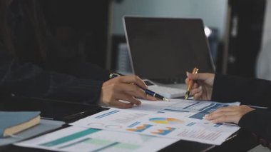 Ofiste çalışan iş adamları