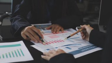 İş ekibi ofiste toplanıyor.