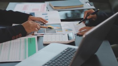 yakın plan - ofiste çalışan iş adamları ve kadınların görüşü