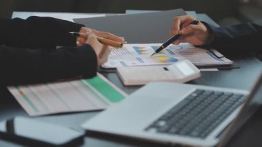 Ofiste bir projede çalışan iş takım.