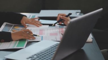 İş adamı laptopta çalışıyor ve görevdeki raporun mali verilerini analiz ediyor