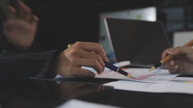 Dizüstü bilgisayardaki grafiği analiz eden iş adamı